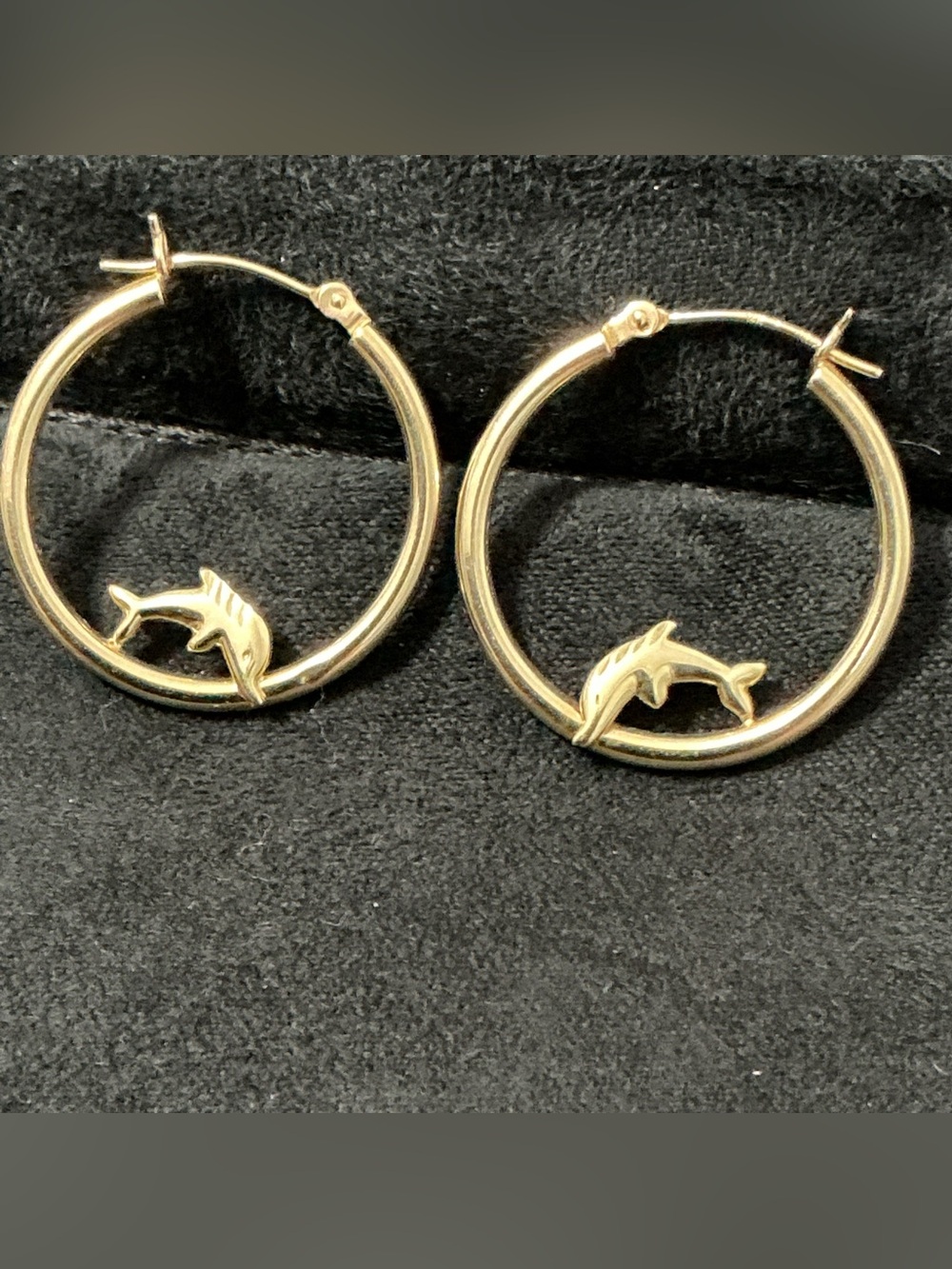 14K ORO Dolphin Hoop Earrings - Picture 6 of 9